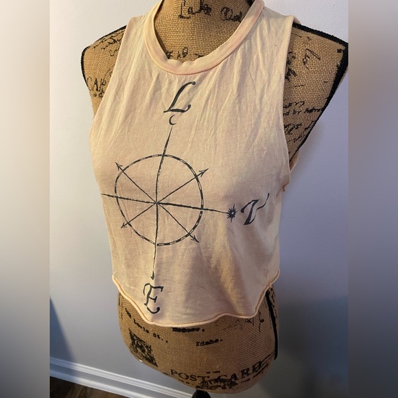 Project Social | Love Compass Medium Crop Top - Picture 2 of 5